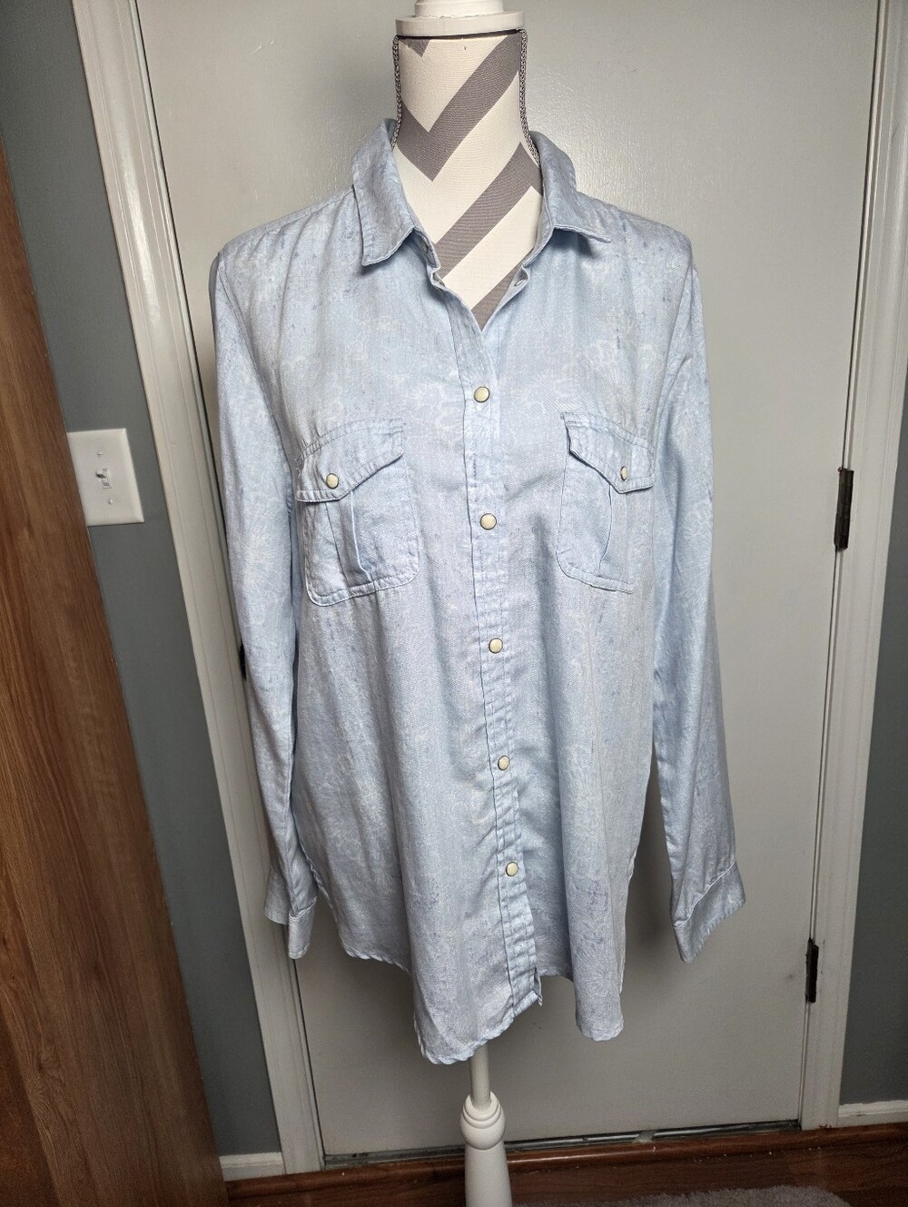 NWT American Eagle Outfitters boyfriend pearl snap button down denim blue XL